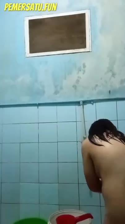 Bokep Abg- Bocill Smp Mandi Dulu Habis Itu Colmek Pake Gayung Merah