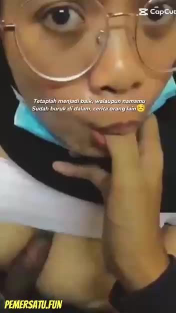Jilbab Hitam Kacamata Kocok Kontol Di Susu Nya