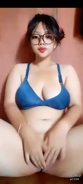 Sicantik Berkacamata Itil Gede Ngangkang Pamer Memek Wangi