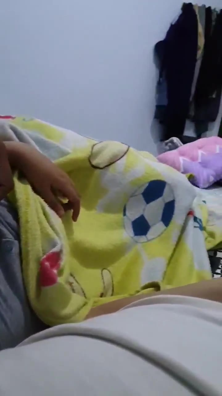 Nonton Film Sambil di Kocokin Istri Pelan2