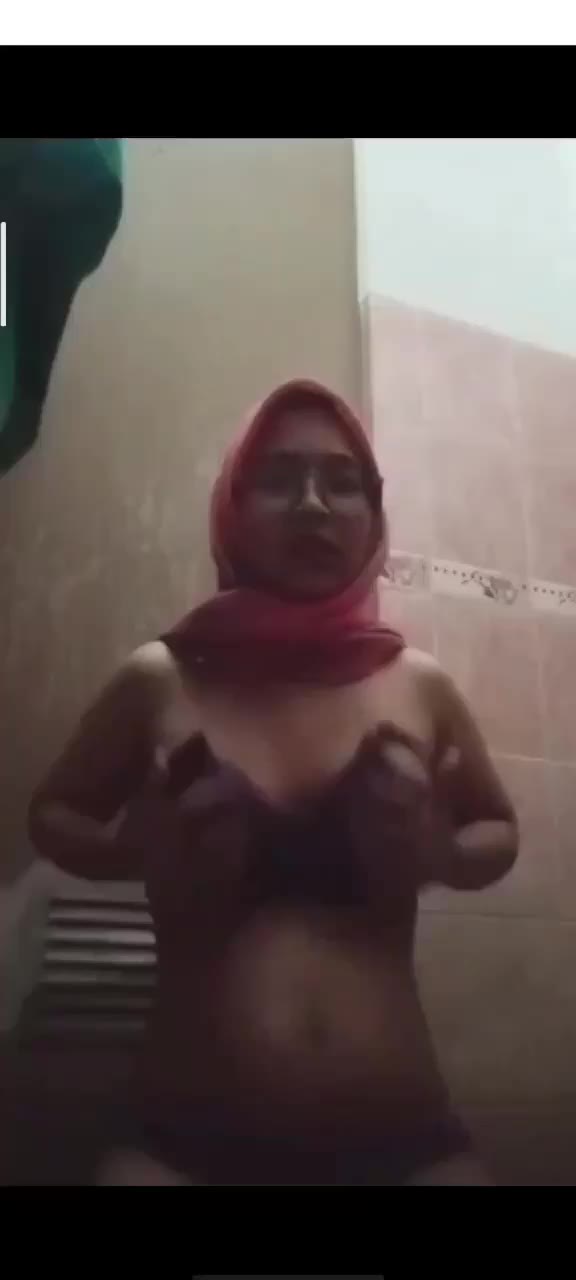 jilbab pink kacamata menikmati remas toket 2