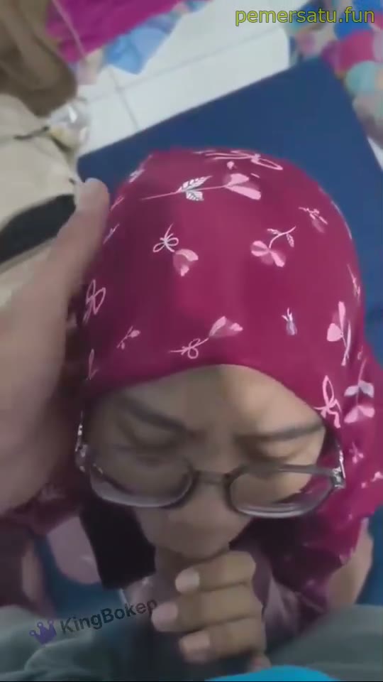 Dood – Mahasiswi Berjilbab Nungging Di Kampus