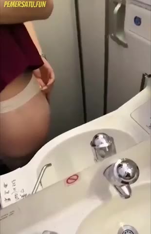 Bokep memek pramugari bikin crot banyak