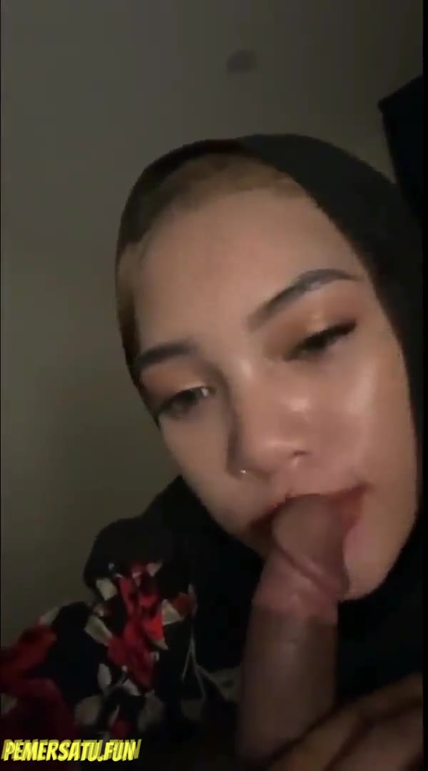 Jilbab Hitam Tindik Di Hidung Batik Merah Sepong Part 2