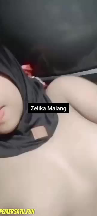 Zelika Jilbab Hitam Colok Memek