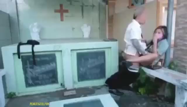 Bolos Sekolah Mampir Ke Kuburan Cina