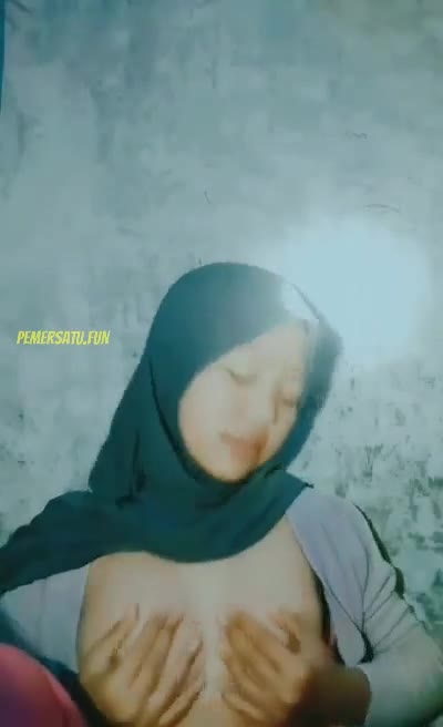 jilbab toket kecil siap diremas