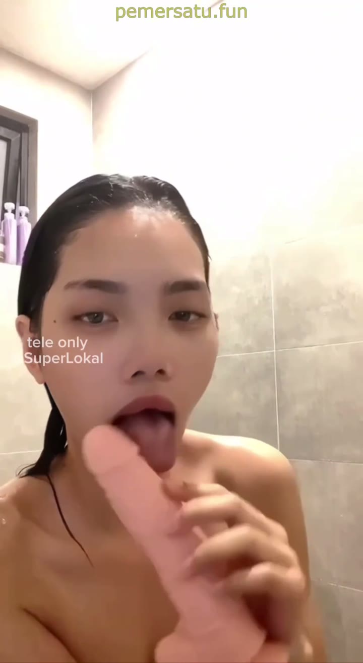 Dood – Salwa Dan Sepong Dildo Besar Di Wc