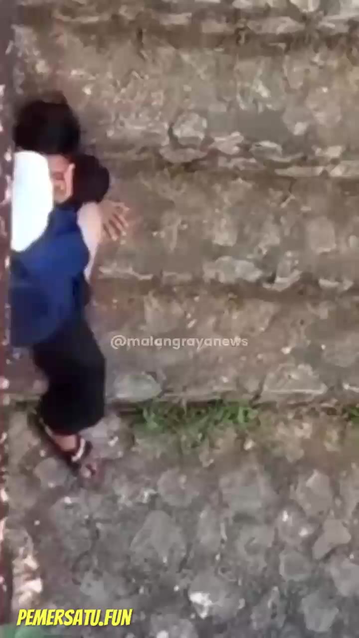 Jilbab Ketauan Sedang Ngentot Di Tangga Taman