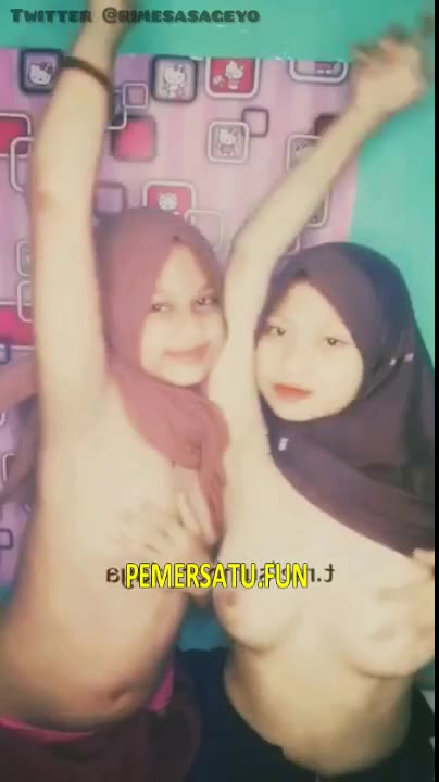 Koleksi Jilbab Kakak Adik Pamer Toket di Tiktok 14 Video
