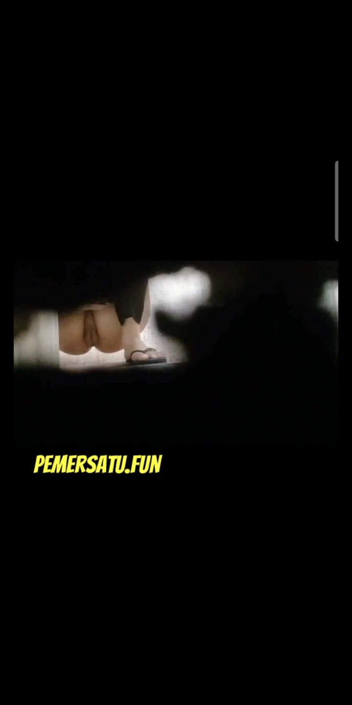 Ngintip Memek Perawan Mulus Tanpa Bulu Lagi Kencing
