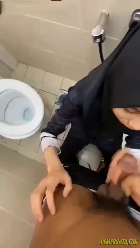 P4 Hijab Di Toilet Dengan Kontol Hitam 4