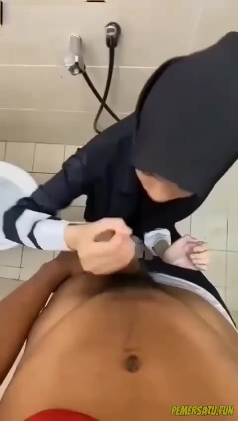 P3 Hijab Di Toilet Dengan Kontol Hitam 3