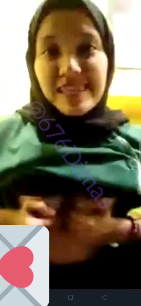vcs sama jilbab hitam baju hijau pamer toket ranum