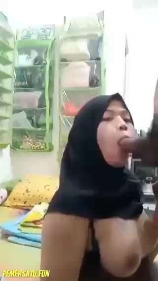 Jilbab Hitam Pandai Lahap Kontol Hitam