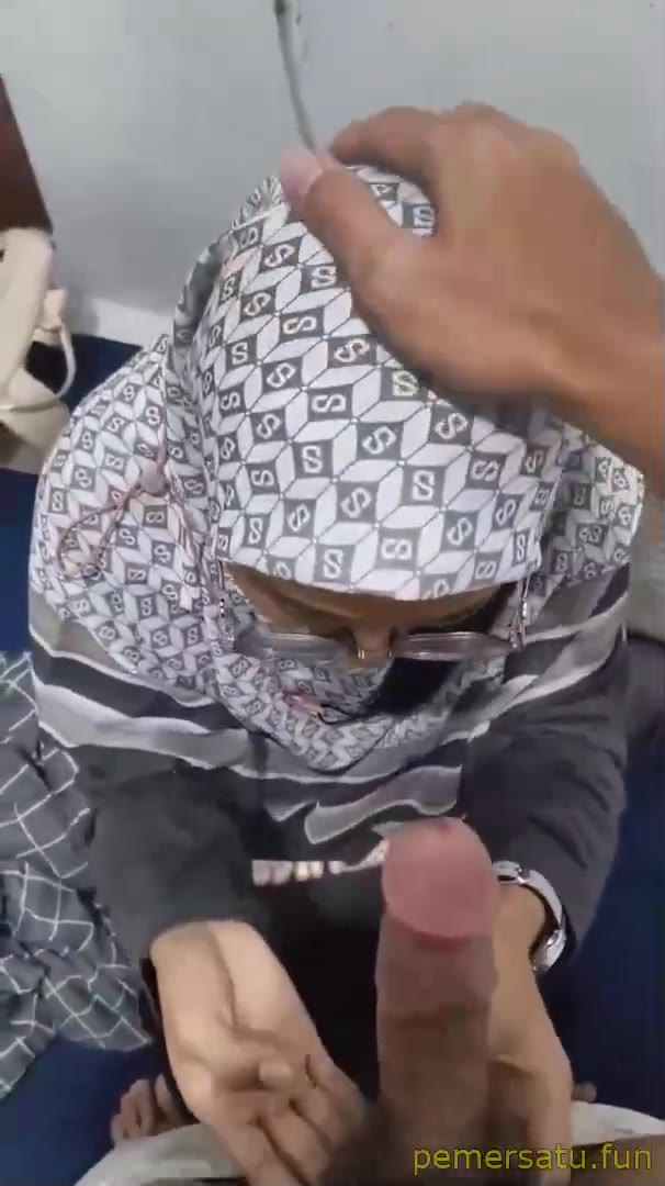 Dood – Hijab Manis Penurut Sepong Kontol