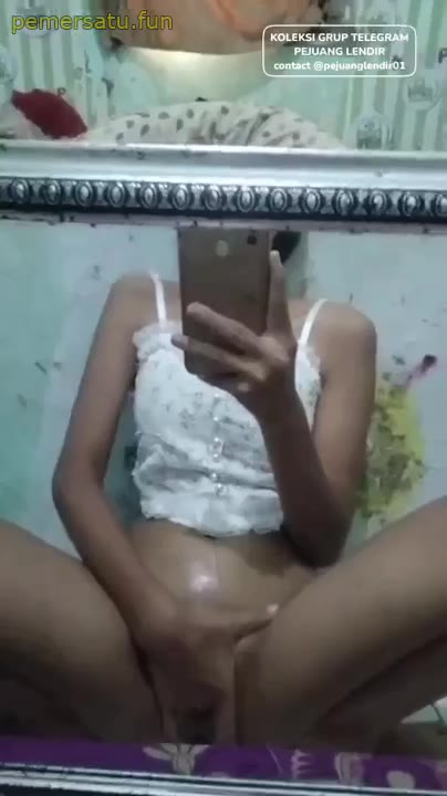 Tia Tiara 9 – Colmek Becek Di Depan Cermin