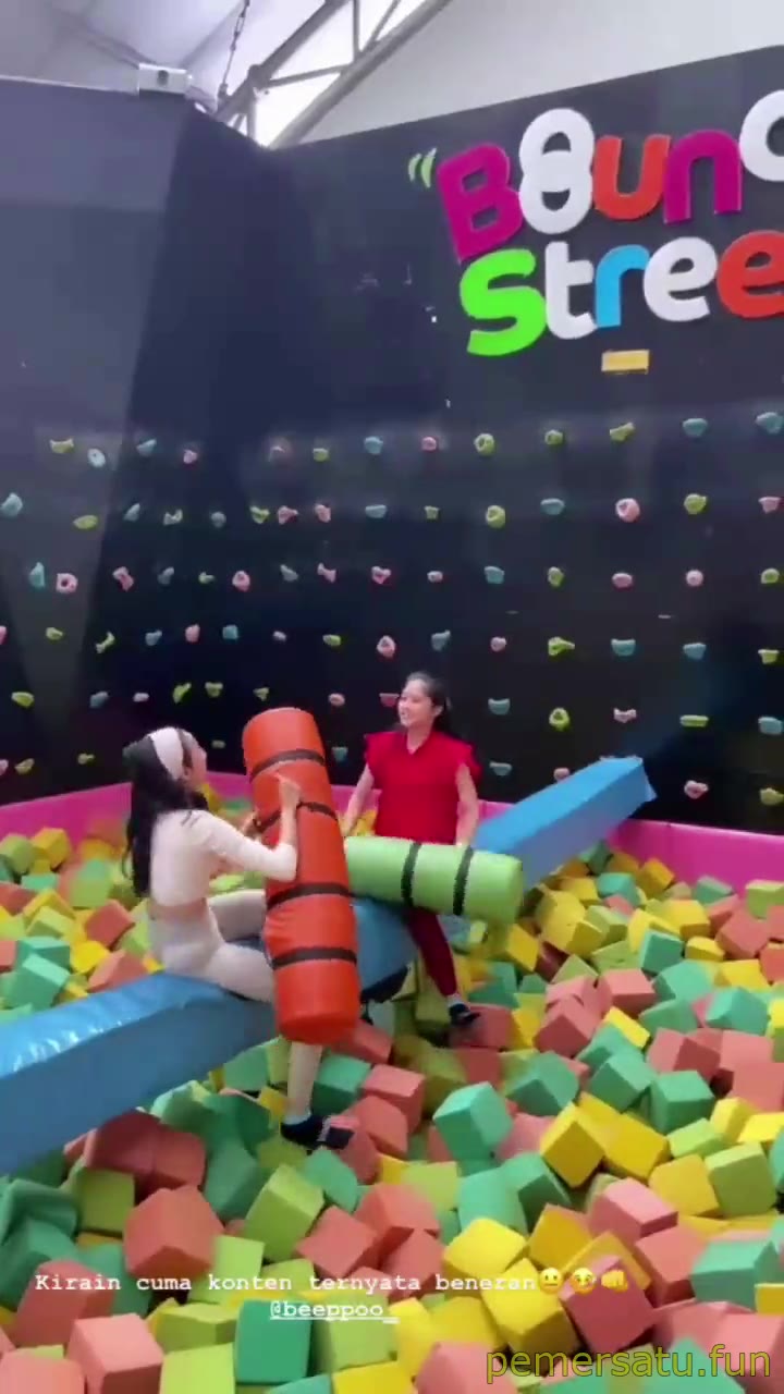 Mandi Bola Seksi