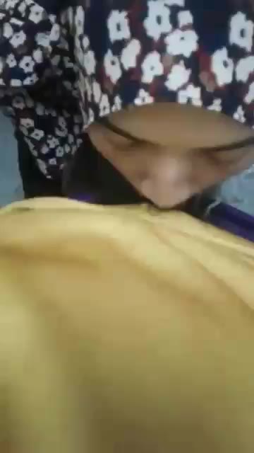 Jilbab Di Tangga