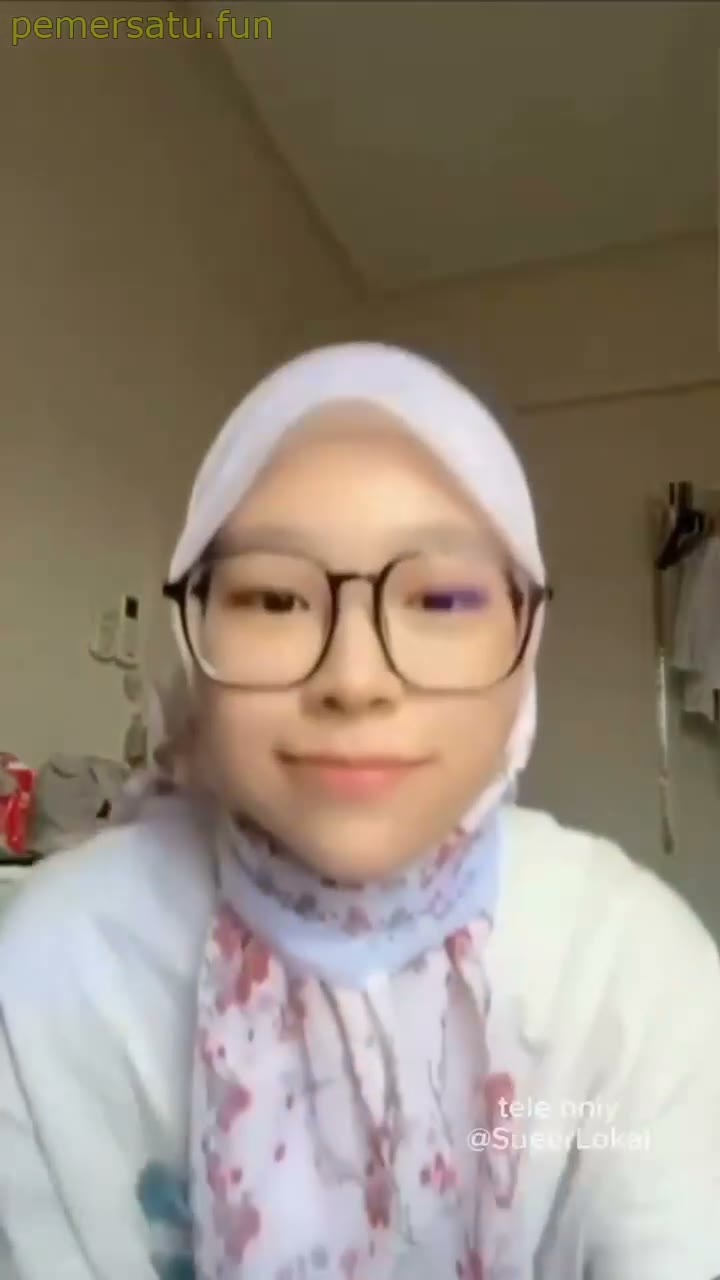 Dood – Nurin Mulus Pakai Hijab Kacamata Di Wc