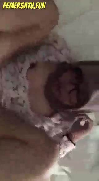 Astrid Jilbab Kacamata Nyepong Di Wisma