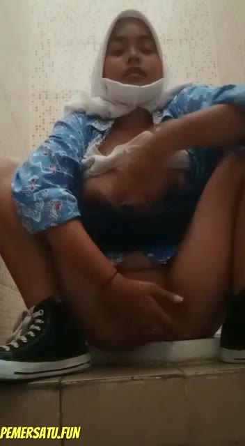 Elina Jilbab Gemoy 18Yo Suka Colmek Toket Gede Part 16