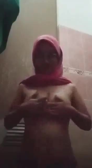 Jilbab Pink Kacamata Menikmati Remas Toket