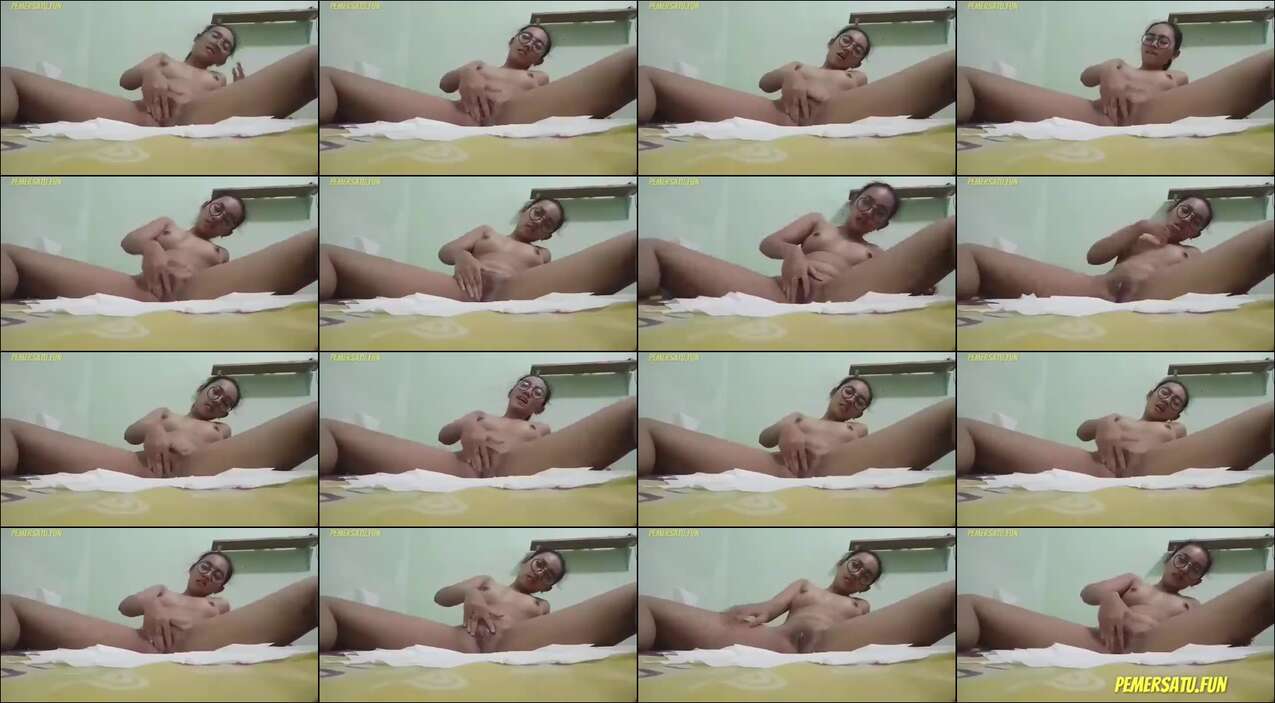 Abg 18Yo Imut Cakep Berkacamata Colok Memek Sendirian Di Kamar