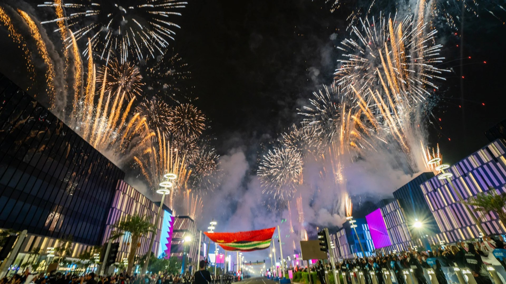 عرض للألعاب النارية في بوليفارد لوسيل