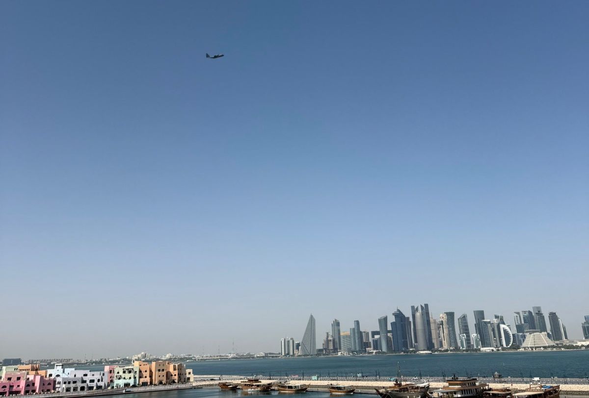 أول طائرة تغادر الدوحة منذ بداية الحرب ضمن رحلات الإجلاء