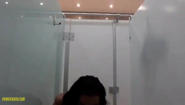 Ranny masih SMP pamer tubuh di toilet umum Video Bokep