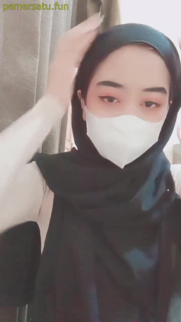 hijab hitam sange ganti baju haram macan (1) Video Bokep