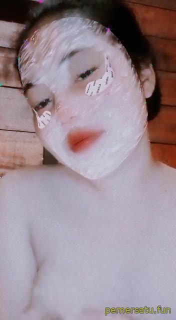 4 Viral Terbaru riska abg 18yo sange suka jilat toket sendiri memek masih rapet 