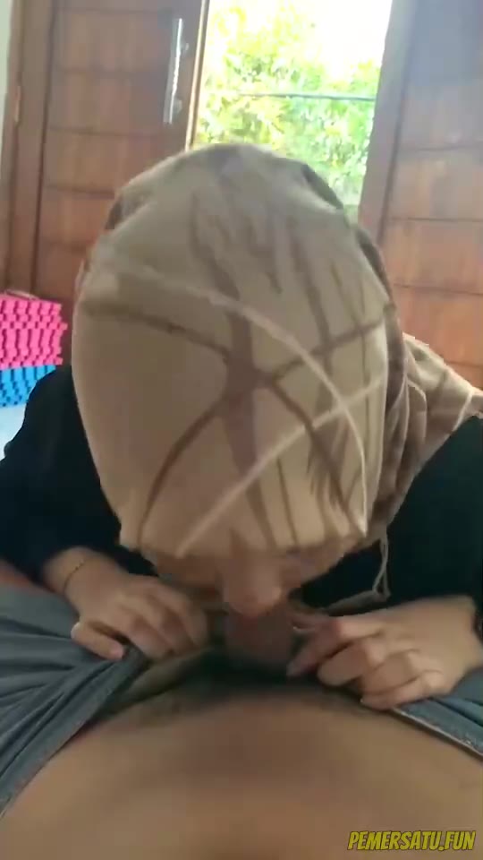 hijab cantik sepong kontol pintu dibuka