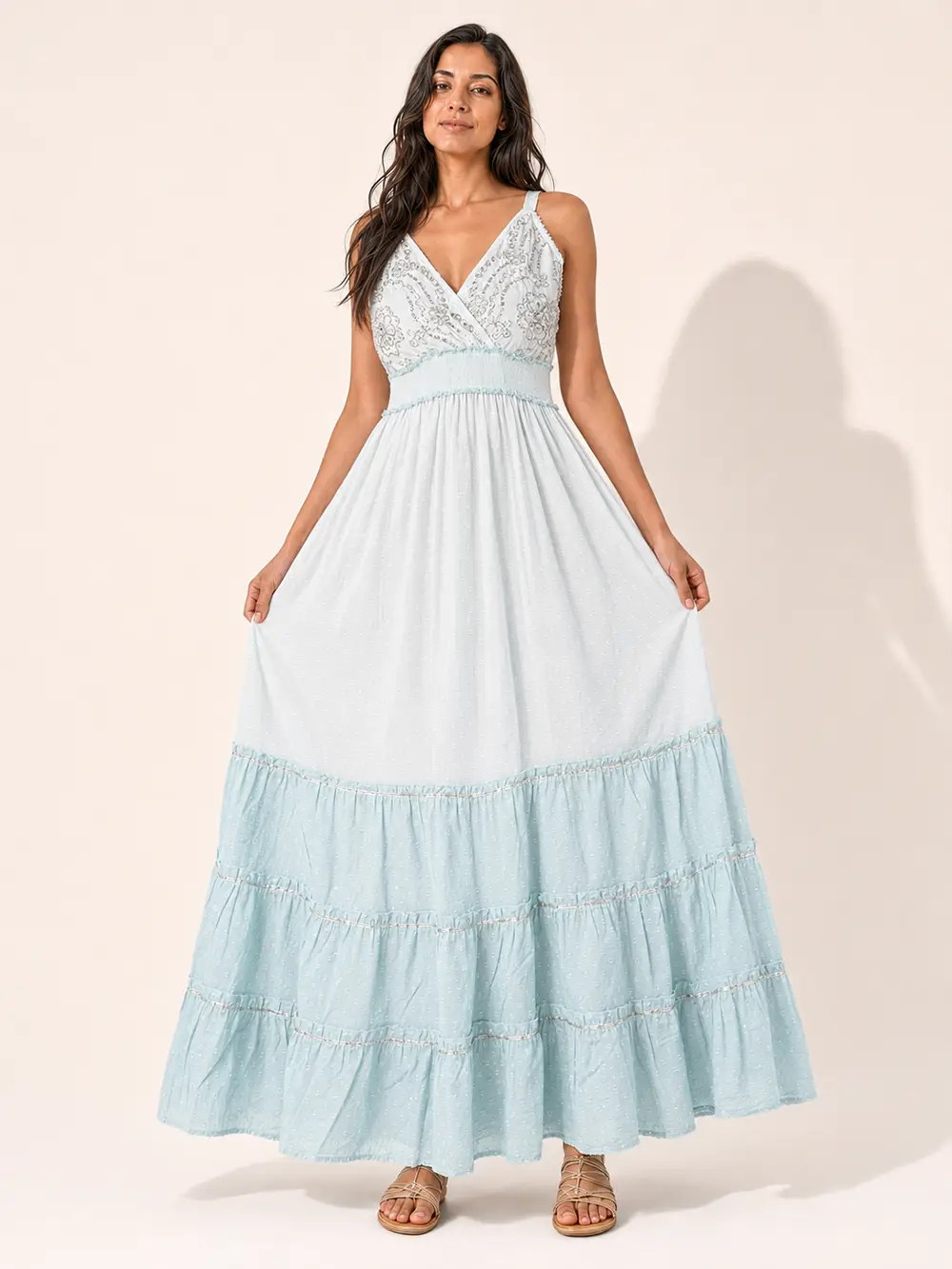 Vestido maxi blanco y celeste de tirantes de frente
