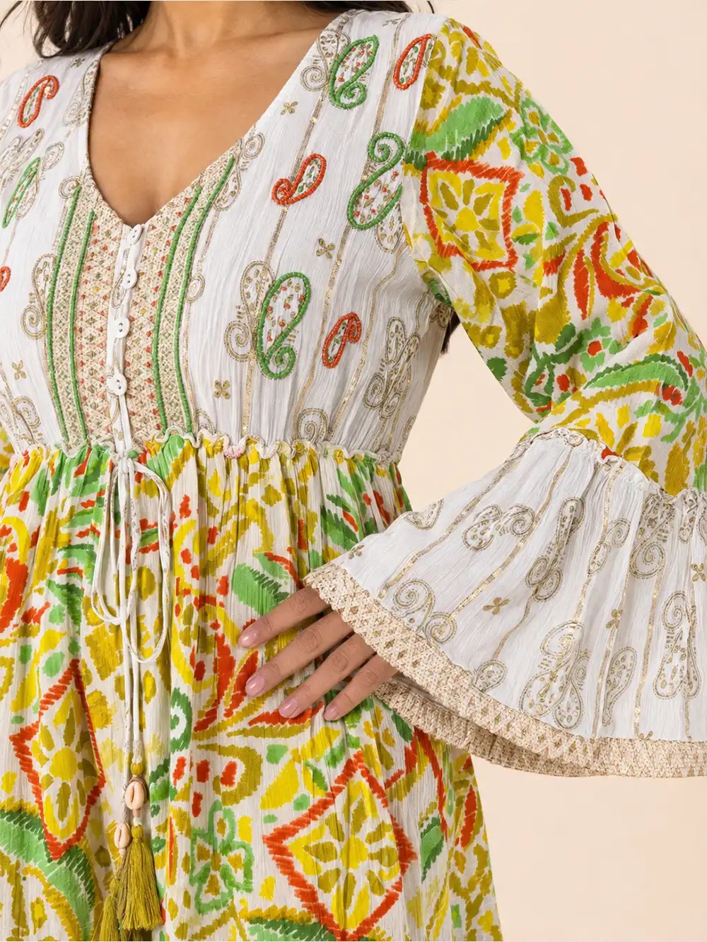 Detalle frontal del vestido blanco con motivos paisley multicolor