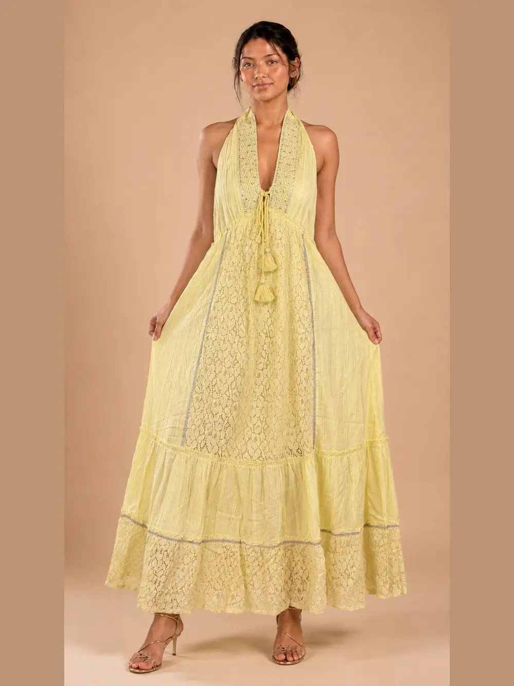 Vestido maxi boho halter amarillo lima de frente