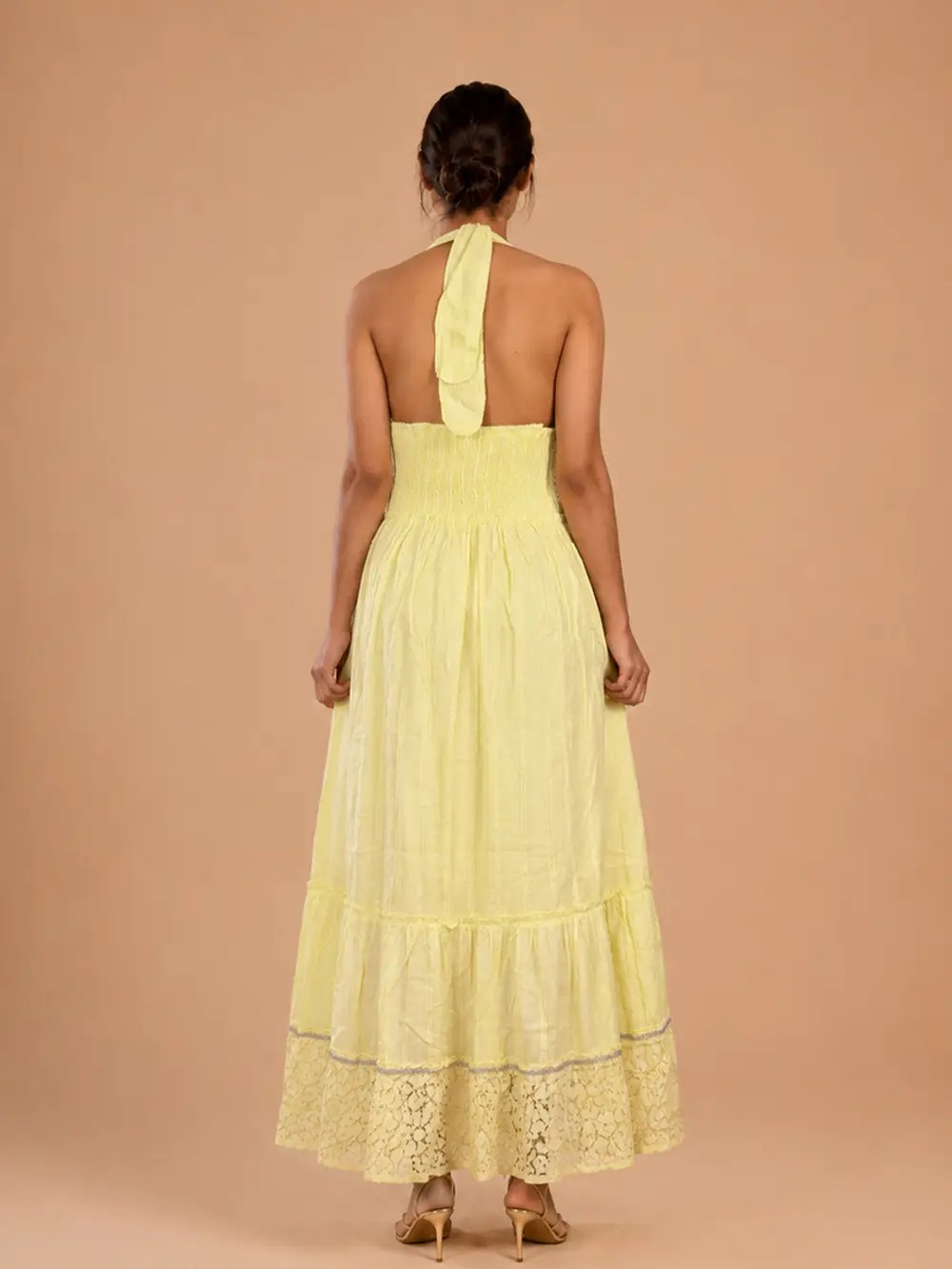 Vestido maxi boho halter amarillo lima visto de espalda