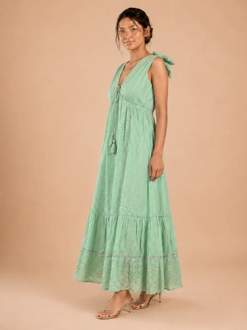 Vestido maxi boho verde menta en vista lateral de cuerpo completo