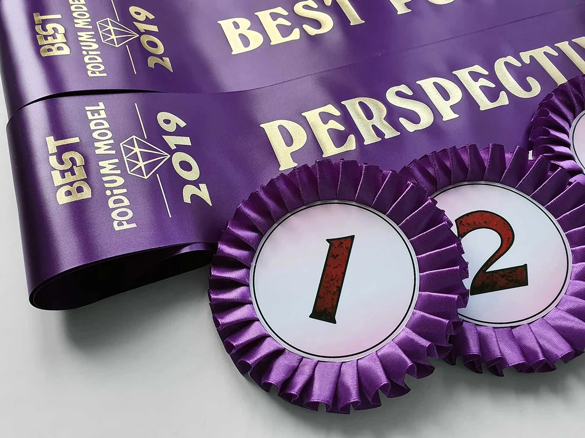 Ленты на конкурс красоты и розетки для номеров на руку.