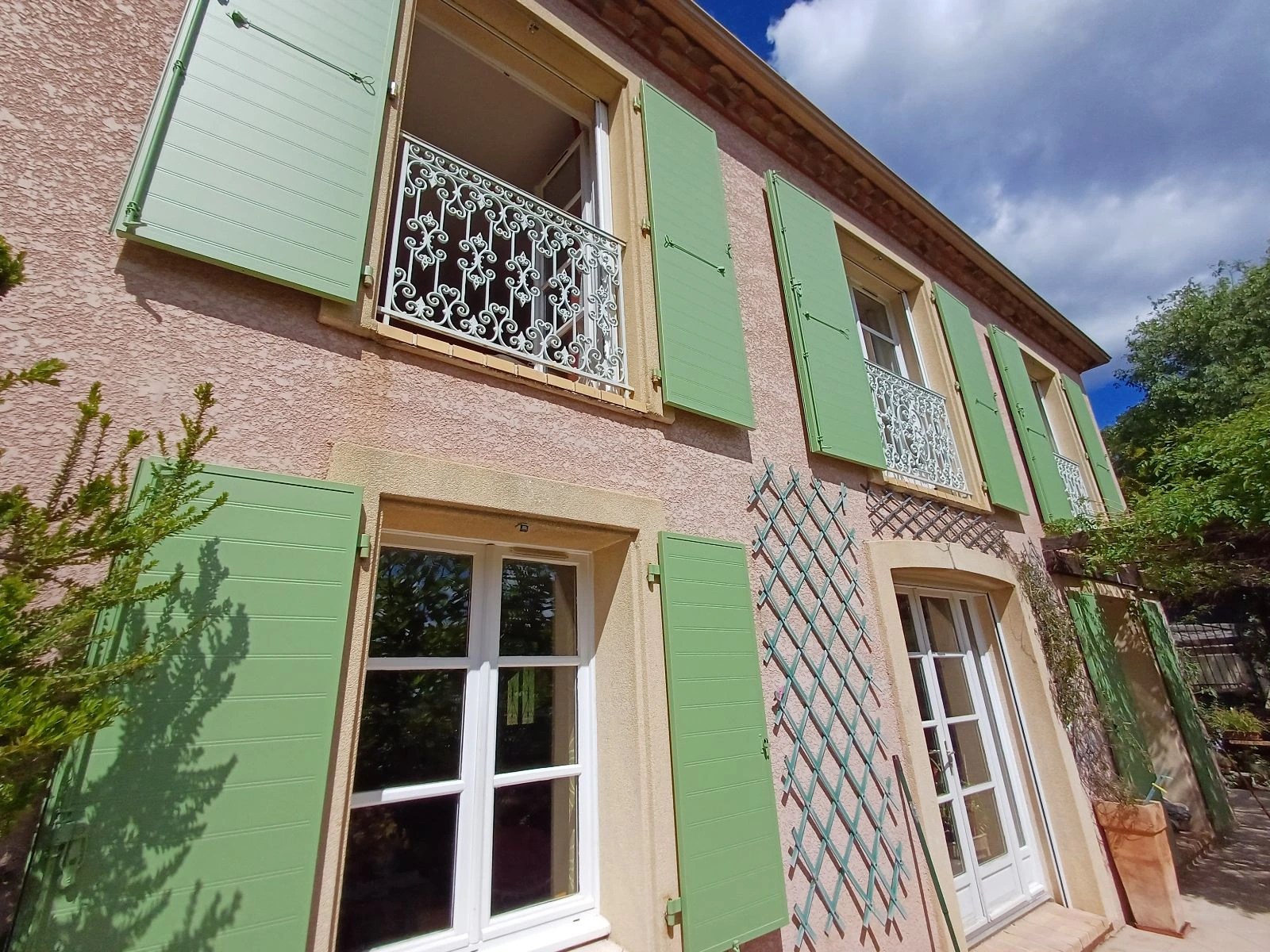 Lire la suite à propos de l’article 🏡 Volets roulants ou battants : quel choix pour une meilleure isolation thermique ?