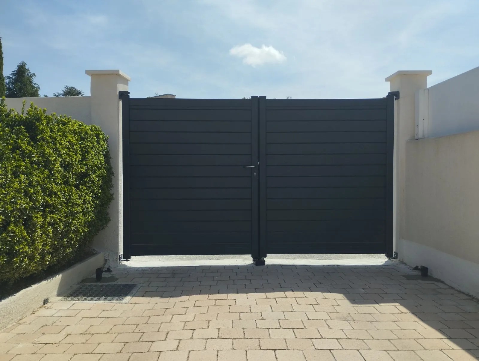 You are currently viewing Portail aluminium : pourquoi choisir un professionnel pour l’installation ? 🔧
