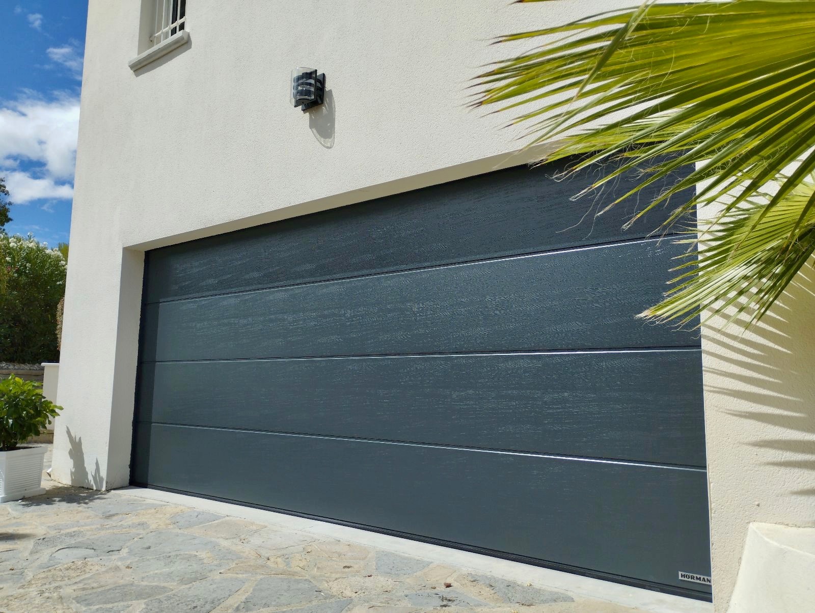 You are currently viewing Pourquoi installer une porte de garage sectionnelle pour optimiser l’espace dans son garage ? 🚪