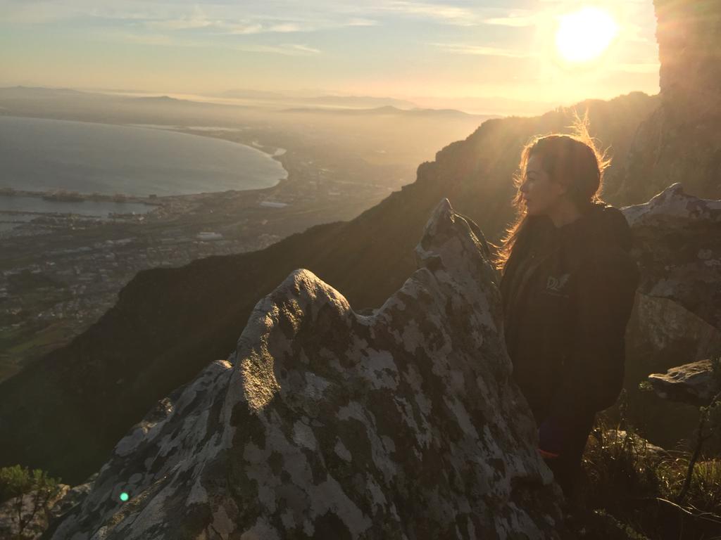 Devil's Peak over Cape Town - tweeted by @Roxanne_Mckee