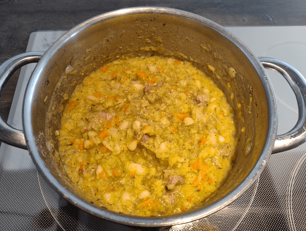 Alubias blancas con carrilleras y verduras