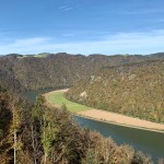 Blick von der Aussichtsplatform der Ruine Haichenbach auf die Donauschlinge bei Inzell