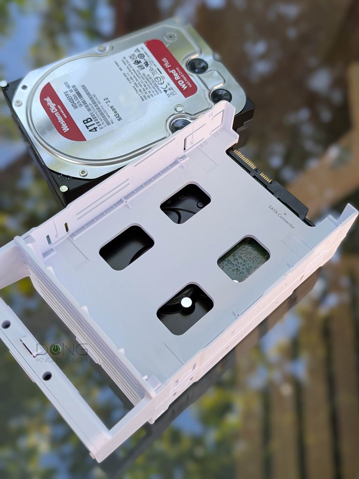 Ubiquiti UNAS 2 Review: A Straightforward, PoE-Powered Server of Core Network-Attached Storage 13 The Ubiquiti UNAS 2's drive tray can accomondate two 3.5 inch hard drives without any tool, but it has no way to handle 2.5 inch drives