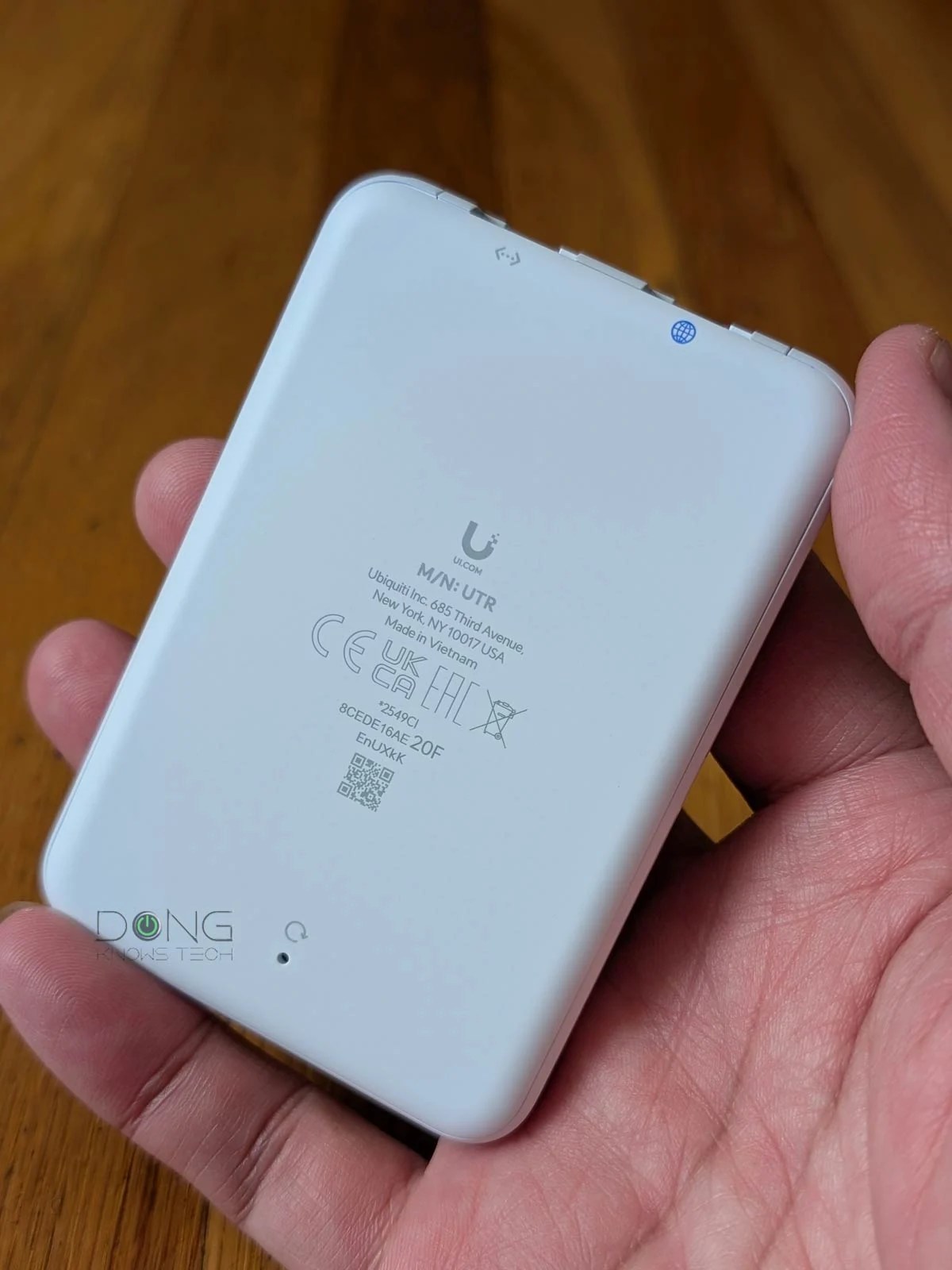 Ubiquiti UTR UniFi Travel Router underside