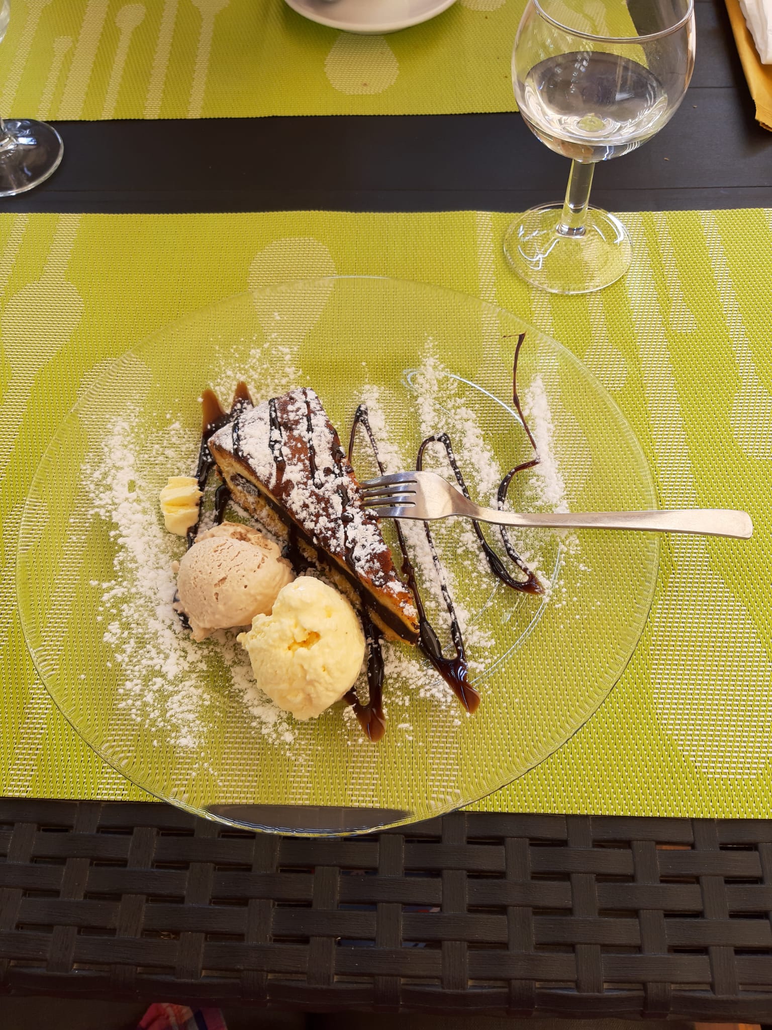 Torta al cioccolato e gelato alla vaniglia