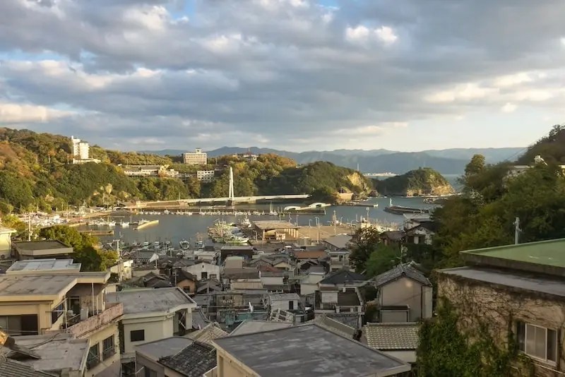 Wisata Kuliner Wakayama: Tambahan Destinasi Seru dari Bandara Internasional Kansai 11 The quiet Saikazaki fishing village is one of Wakayama City’s top hidden gems. Here, many Japanese fishermen have been pulling out fresh catches from the sea for centuries.